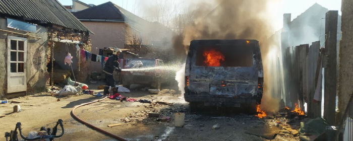 На Закарпатті горів автомобіль у дворі будинку
