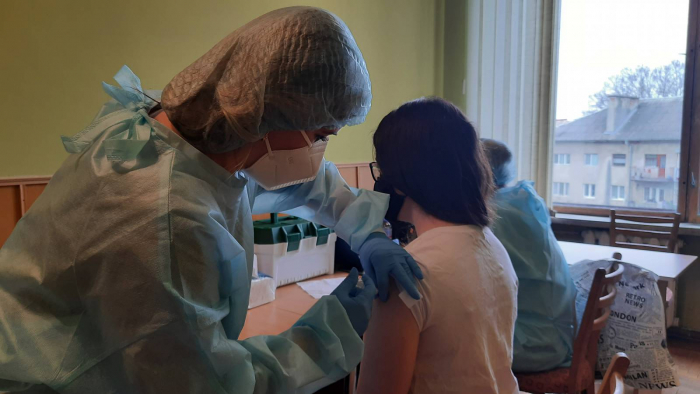 Вакцинація в УжНУ: викладачі-медики отримали першу дозу вакцини від COVID-19