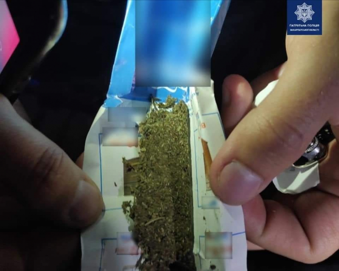У Мукачеві в двох чоловіків поліція виявила наркотичні речовини (ФОТО)