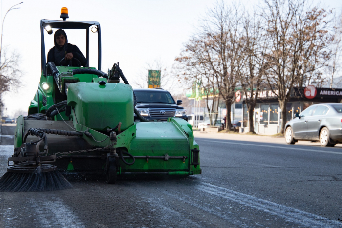 Комунальні служби та обслуговувальні організації прибирають Ужгород після зими