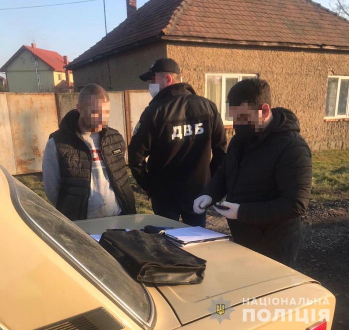 На Закарпатті поліцейські затримали зловмисника на збуті важких наркотиків