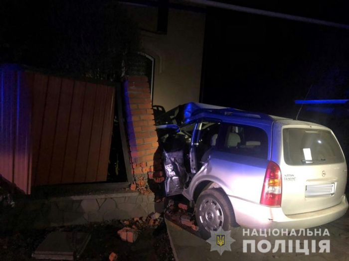 Смертельна ДТП на Мукачівщині. Водій зіткнувся з огорожею (ФОТО)