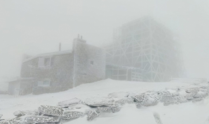 Зима не відступає: у Карпатах оголосили штормове попередження – шквальний вітер та снігопад