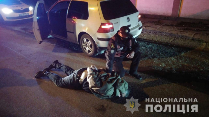 На Закарпатті поліцейські затримали наркоторговця (ВІДЕО)
