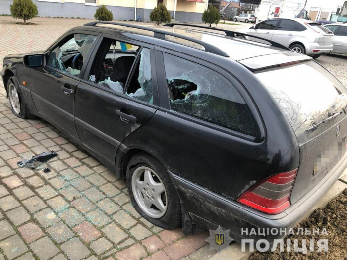 Поліція встановлює обставини пошкодження автомобіля на Ужгородщині (ФОТО)