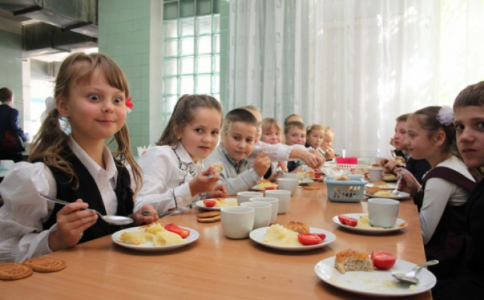 Зі шкільних їдалень зникнуть ковбаси, сосиски та заморожені напівфабрикати, – Кабмін