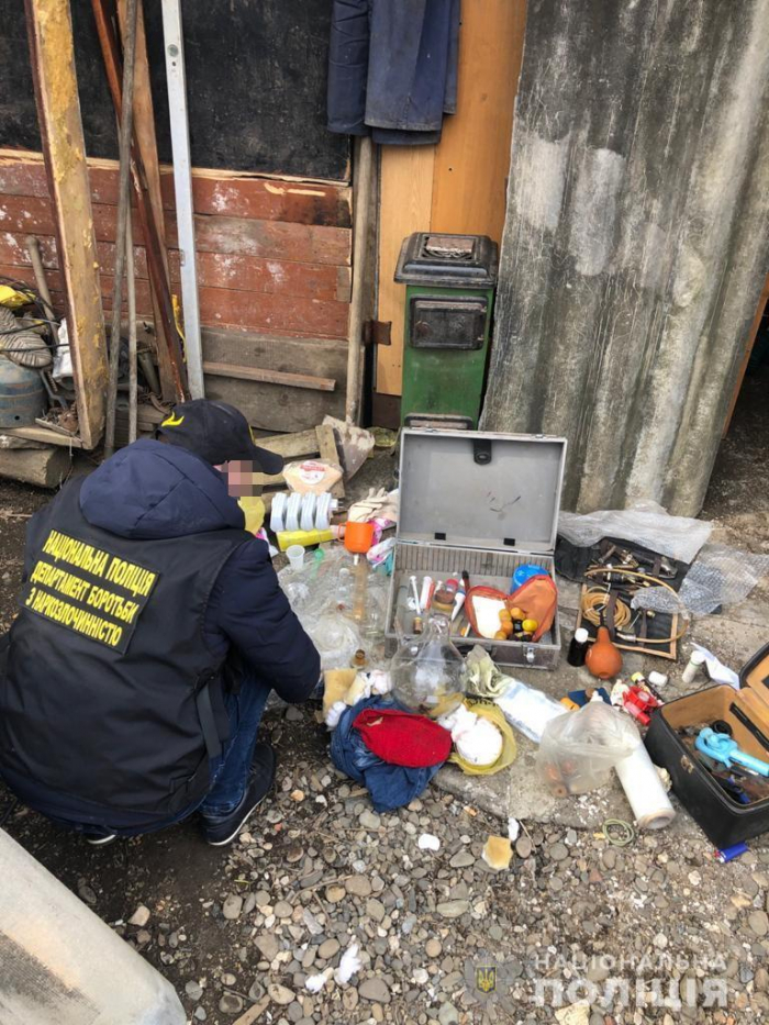 На Закарпатті поліцейські викрили домашню нарколабораторію (ВІДЕО)