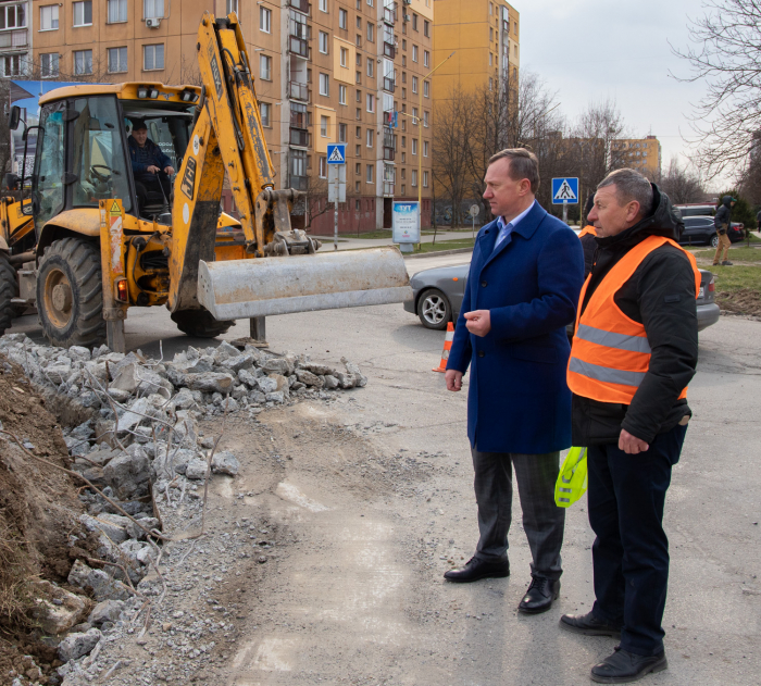 В Ужгороді оновлюють транспортне коло біля "Токіо"