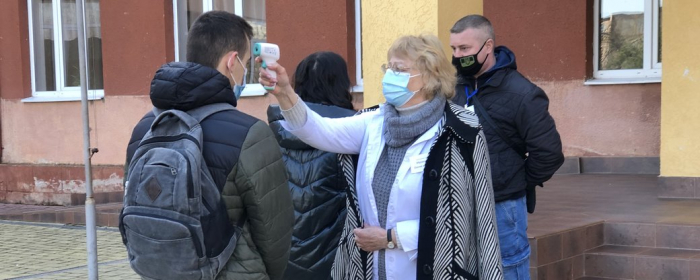 Черга у два ряди, маски й антисептики: як в Ужгороді складали пробне ЗНО