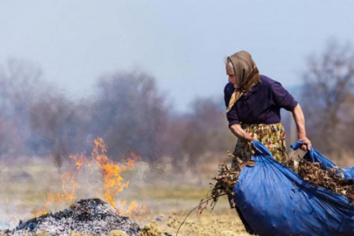 На Закарпатті після спалювання трави жінка потрапила до реанімації, її стан важкий