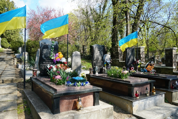 В Ужгороді наводять лад на Пагорбі Слави (ФОТО)