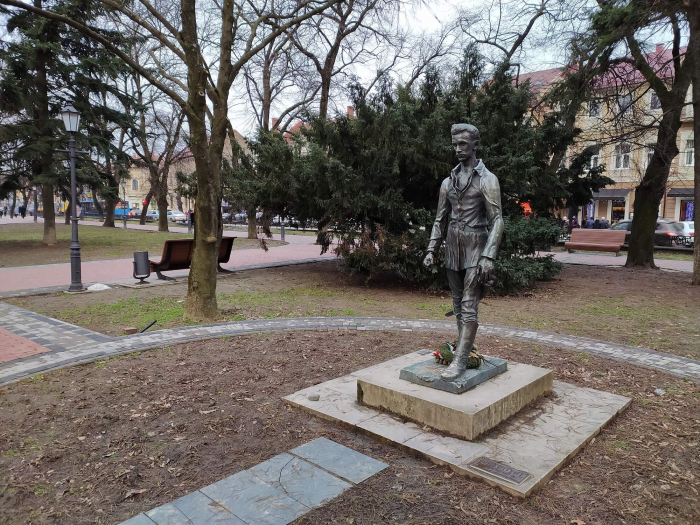 Бронзовий Шандор Петефі з Ужгорода і доля його творця (ФОТО)