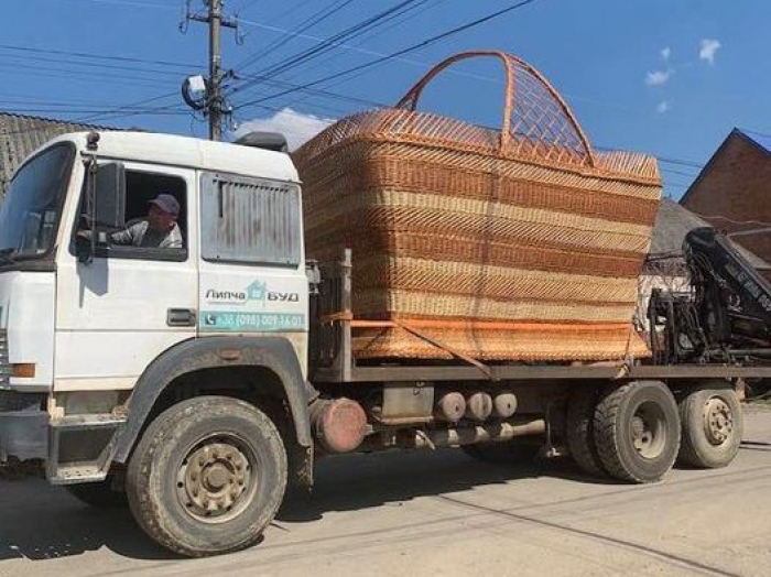 Велетенський кошик сплели у селі Іза на Хустщині – столиці лозоплетіння (ФОТОФАКТ)