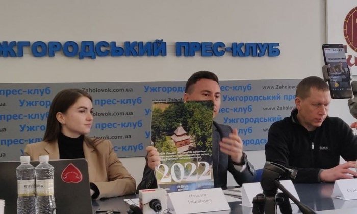 АРР «Закарпаття» презентувало календар дерев’яних церков Карпатського регіону на 2022 рік

