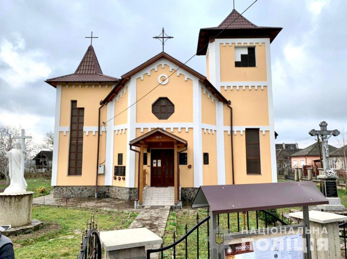 Поліцейські Виноградова оперативно розкрили крадіжку з церкви