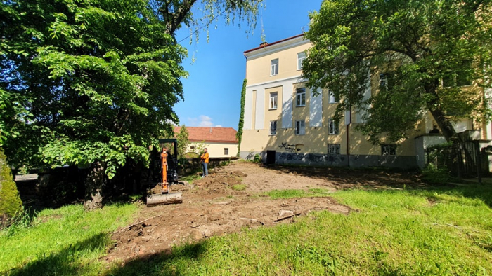 Біля комплексу Жупанату в Ужгороді сьогодні зупинили незаконні земляні роботи
