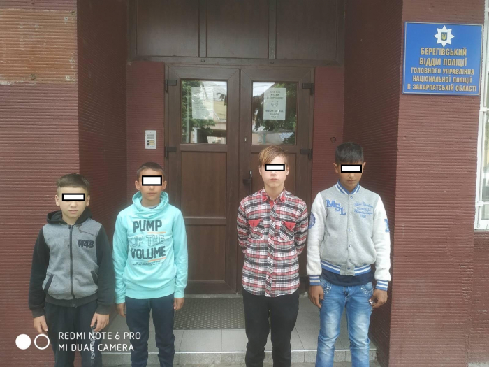 У Берегові четверо дітей понищили клумби в центрі міста (ФОТО)