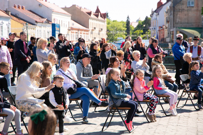 В Ужгороді вітали найдорожчих матусь виступами на площі Театральній (ФОТО)