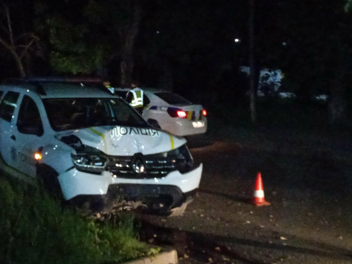 Нічна ДТП в Ужгороді: авто поліцейських влетіло в дерево (ФОТО)