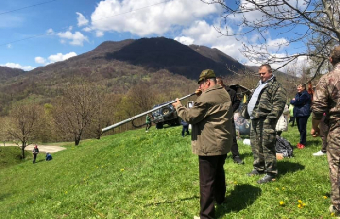 Під звуки трембіти і з молитвою: на Рахівщині провели овець на полонину (ФОТО)