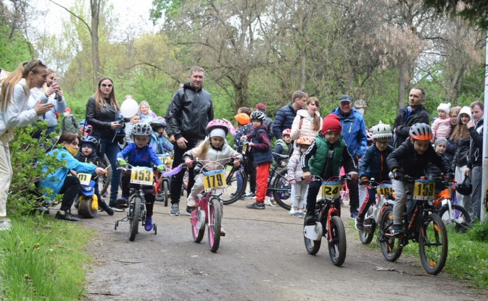Юні велолюбителі змагалися в Ужгороді у дитячих перегонах (ФОТО)