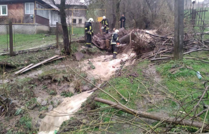 Підтоплення та гори багнюки: у Воловці вирувала негода