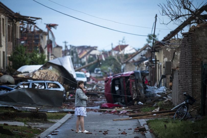 Чехією пронісся потужний торнадо: зруйновані будинки, багато постраждалих, є загиблі (ВІДЕО)
