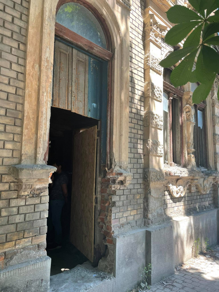 Роботи на фасаді будинку на вулиці Другетів, 65 в Ужгороді призупинили
