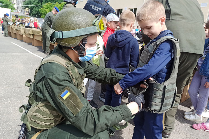 До ужгородських нацгвардійців завітали 200 вихованців «Сонечка»