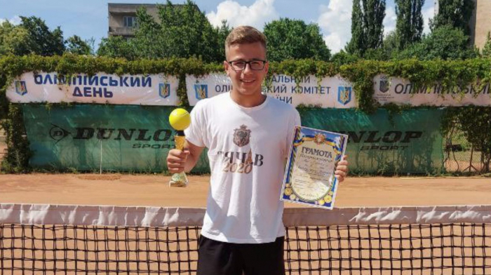 Закарпатський тенісист став срібним призером на регіональному турнірі Федерації тенісу України