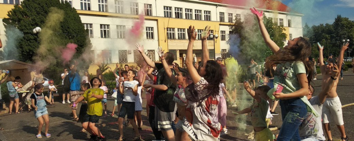 Фестиваль фарб Холі відбувся на площі Народній в Ужгороді