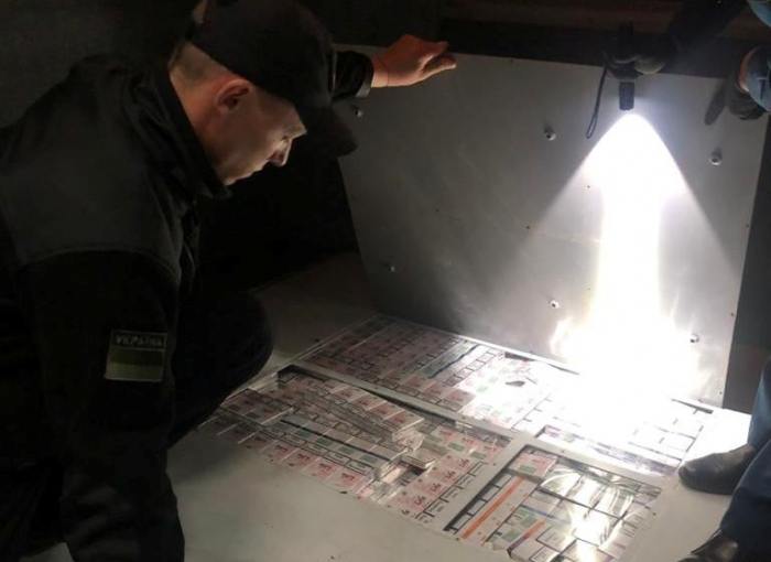 Чималу партію контрабандних сигарет виявили у мікроавтобусі закарпатця (ФОТО)