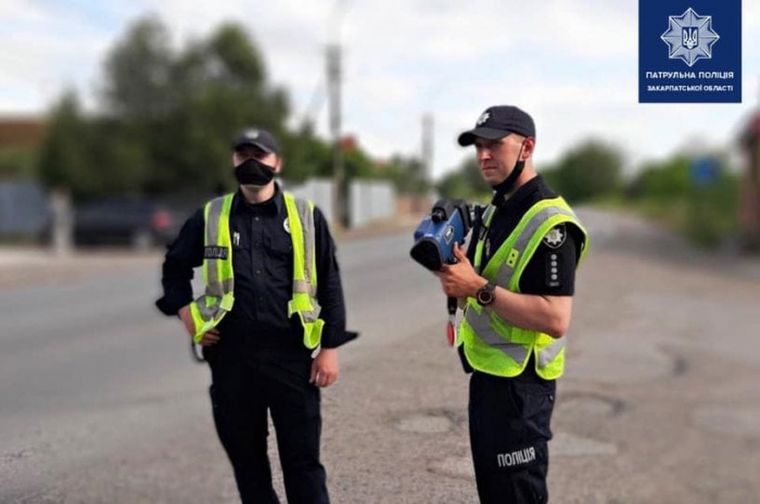Закарпатські патрульні отримали нові прилади вимірювання швидкості