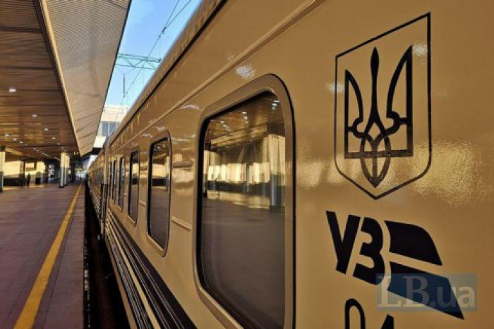 Пасажир поїзда Рахів — Київ помер після падіння з верхньої полиці