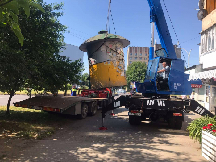 В Ужгороді муніципали демонтували самовільно встановлену тимчасову металеву споруду