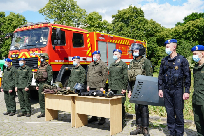 Ужгород: до Міжнародного дня захисту дітей - виставка техніки, зброї, спецодягу і не тільки