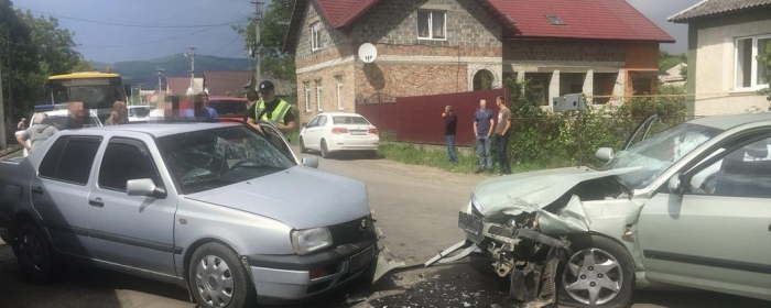 На Мукачівщині сталася потрійна ДТП: травмовані четверо людей