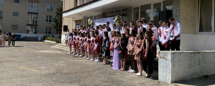 Останній дзвоник в одній зі шкіл Ужгорода провели тільки для випускників