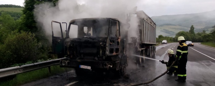 В Закарпатті на автодорозі Київ-Чоп горіла вантажівка (ФОТОФАКТ)