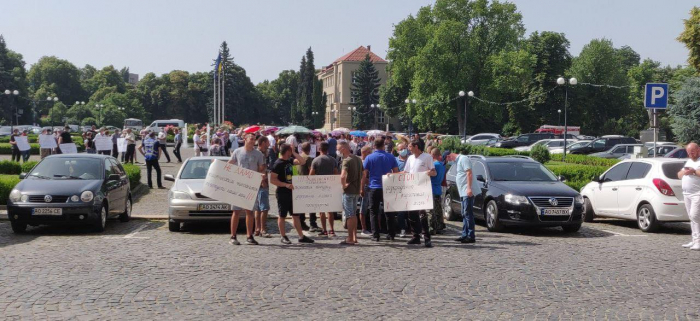 На Закарпатті проходить сесія обласної ради – люди вийшли з протестом