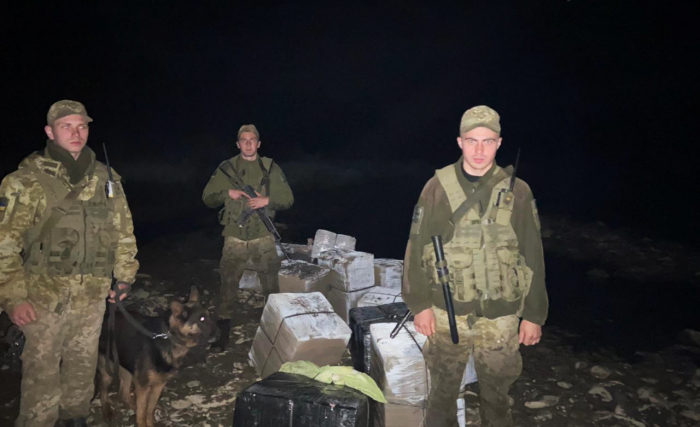 На Закарпатті прикордонники "зловили" цигарки, контрабандисти – втекли