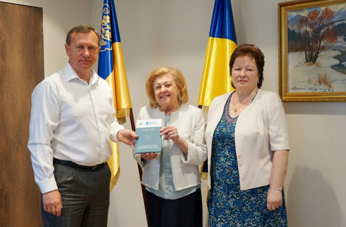Заслужена економістка України презентувала в Ужгородській міськраді книгу про податкову систему