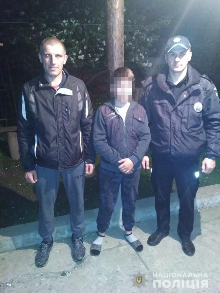 Заснув у лісовому будиночку: на Закарпатті поліцейські вночі шукали зниклого хлопчика (ФОТО)