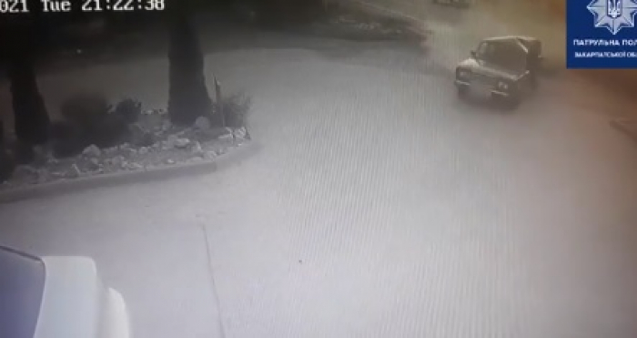 ДТП поблизу Мукачева: нетверезий водій врізався у припаркований ВАЗ