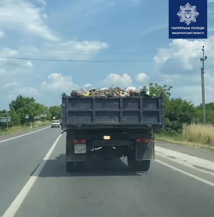 В Ужгороді поштрафували водія, який розсипав сміття на об’їзній