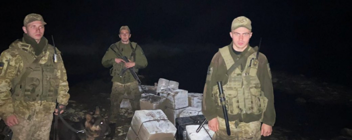 26 ящиків сигарет покинули контрабандисти на кордоні з Румунією