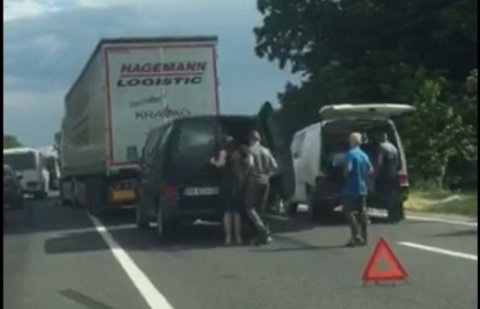 Потрійна ДТП на Мукачівщині: зіткнулися дві вантажівки та мікроавтобус