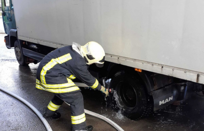 На Закарпатті прямо під час руху зайнялася вантажівка