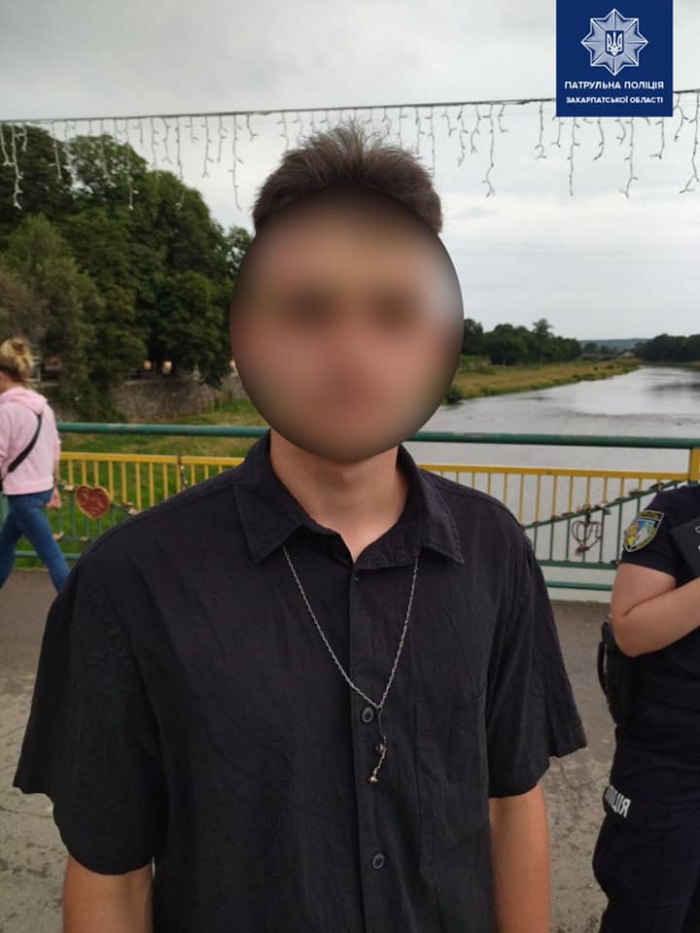 Патрульні виявили неповнолітнього, який розмалював знак “Я люблю Ужгород” та фонтан