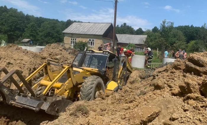 На Хустщині під час копання колодязя чоловіка засипало землею